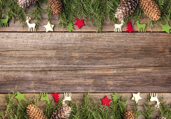 Σύνθεση από τα γιορτινά αντικείμενα της Πρωτοχρονιάς και Χριστουγέννων σε φόντο ξύλινη. — Φωτογραφία Αρχείου