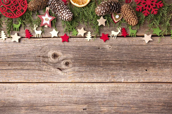 Samenstelling van feestelijke objecten van Nieuwjaar en Kerstmis op een houten achtergrond. — Stockfoto