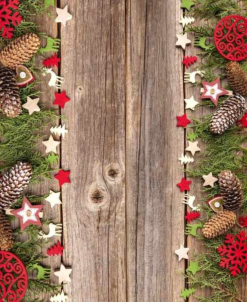 Samenstelling van feestelijke objecten van Nieuwjaar en Kerstmis op een houten achtergrond. — Stockfoto