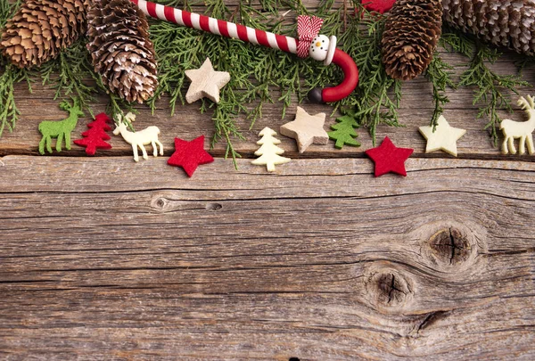 Composición de objetos festivos de Año Nuevo y Navidad sobre un fondo de madera . — Foto de Stock