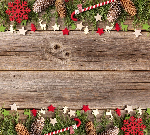 Samenstelling van feestelijke objecten van Nieuwjaar en Kerstmis op een houten achtergrond. — Stockfoto