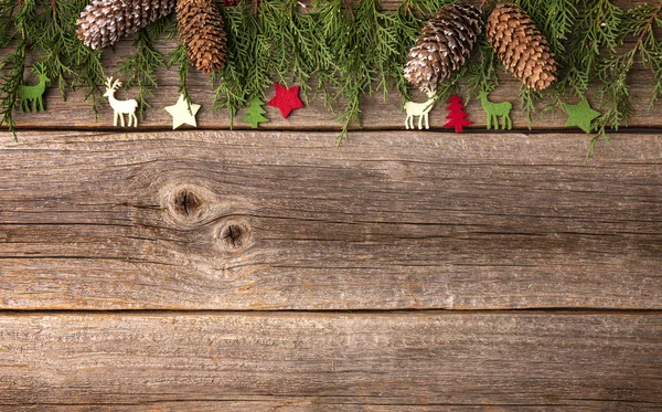 Composizione da oggetti festivi di Anno nuovo e Natale su uno sfondo di legno . — Foto Stock