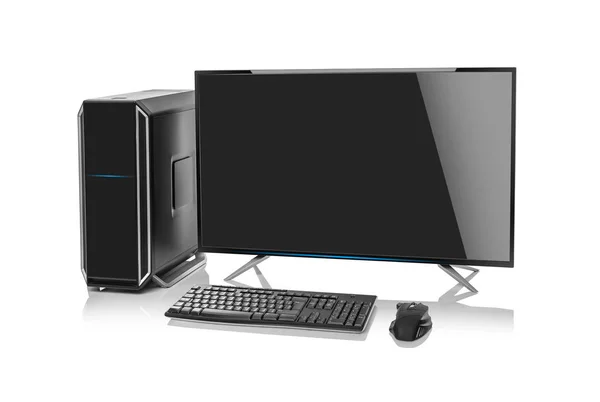 Masaüstü bilgisayar ve klavye ve fare üstünde beyaz. — Stok fotoğraf