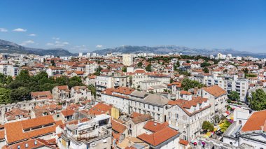 Split evlerin çatıları.