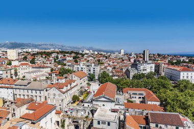 Split evlerin çatıları.