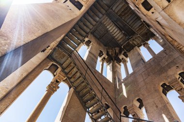 Split şehir yüksek bir antik kulenin içinden görüntülemek.