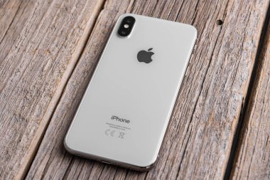 Yeni iphone X 10 ahşap arka plan stüdyo vurdu.