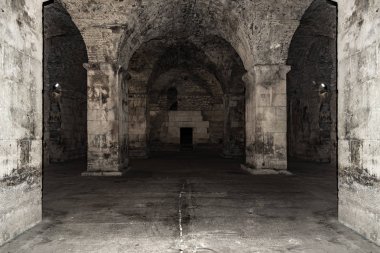 Zindan veya yeraltı mezarlığı terk edilmiş.