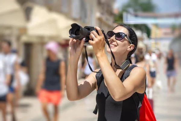 Tourist Camera Photographing Streets Points Interest Sunny Day — Stock Photo, Image