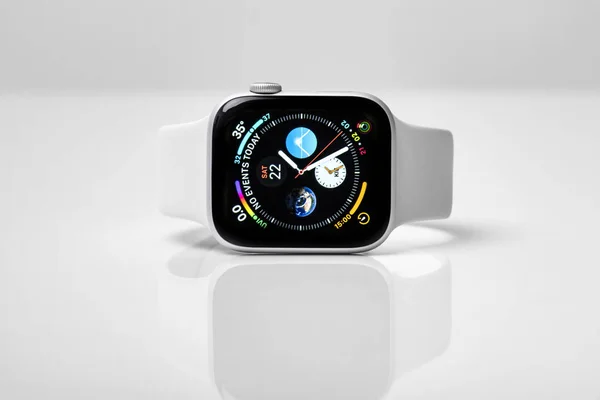 Nuevo Apple Watch 4, 44 pulgadas sobre un fondo blanco . — Foto de Stock