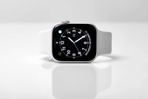 Nuevo Apple Watch 4, 44 pulgadas sobre un fondo blanco . — Foto de Stock