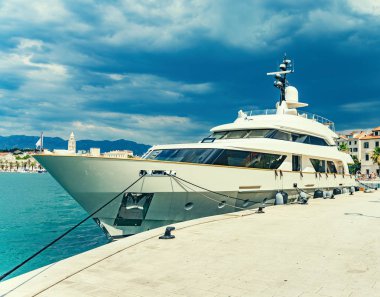 Beyaz yat Marina.
