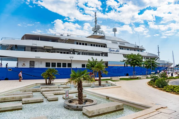 Crucero en el muelle de la ciudad turística de Split, Croacia . — Foto de Stock