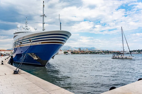 Πλοίο στην αποβάθρα στο θέρετρο πόλης του Σπλιτ, Κροατία. — Φωτογραφία Αρχείου