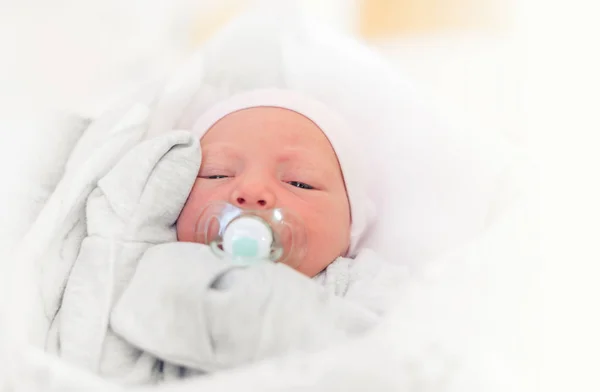 Bambino primo piano in una culla . — Foto Stock