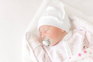 Bebek karyolası kullanılıyorsa bir adet bebek yakın çekim.