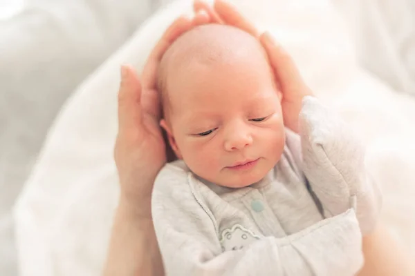 Bebê Nas Mãos Mãe Perto — Fotografia de Stock