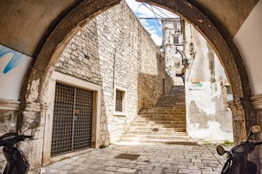 Split sokaklarda turistler.