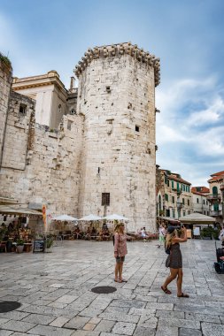 Split sokaklarda turistler.