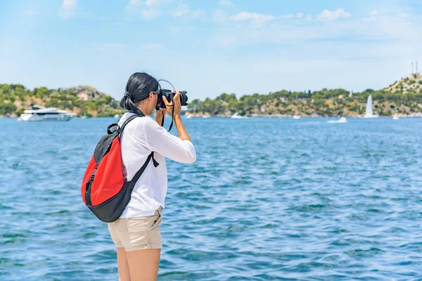 Fotograaf fotograferen van de zonsondergang aan zee. — Stockfoto