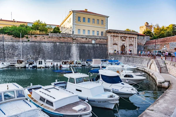 Barcos de recreio e barcos de pesca no cais da Baía de Fosa, na cidade termal de Zadar, na Croácia . — Fotografia de Stock