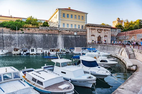 Pleziervaartuigen en vissersboten op de pier in Fosa baai in de spa stad Zadar in Kroatië. — Stockfoto