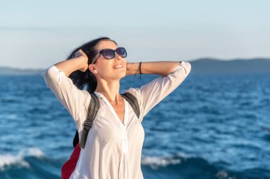 Gün batımında sahilde genç bir kadın..