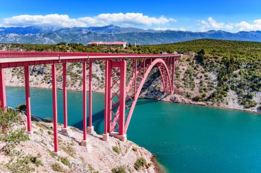 Kanal üzerinde kırmızı demir yolu köprü. Zadar, Hırvatistan.