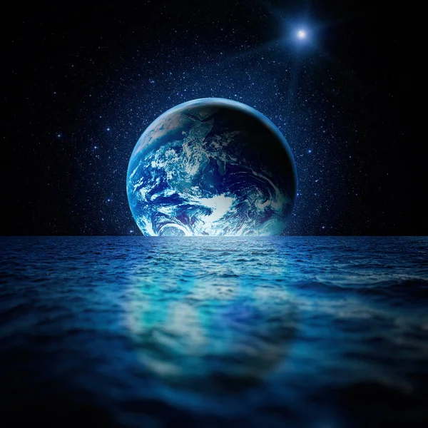 Fantastico paesaggio spaziale. Il pianeta Terra si riflette nelle acque dell'oceano con una miriade di stelle . — Foto Stock