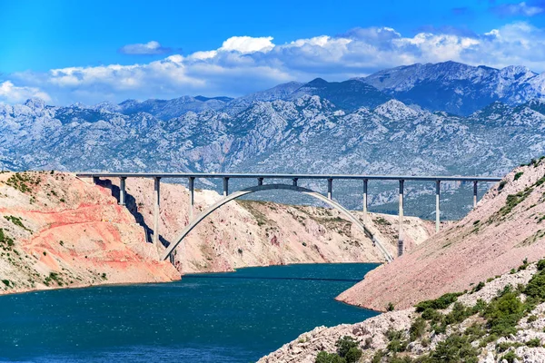 Berglandschap met een betonnen brug over de baai. — Stockfoto