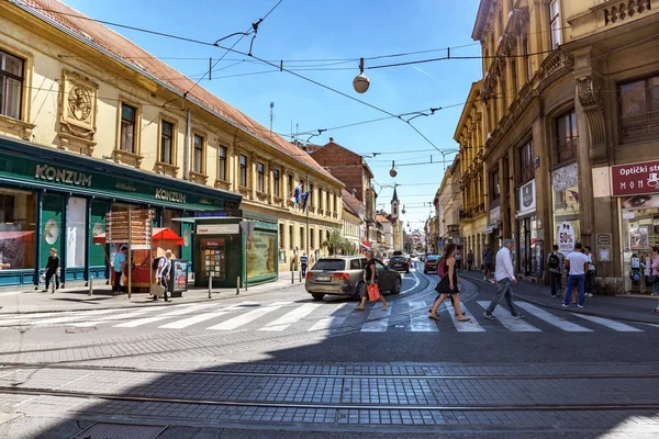 Plein van Ban Josip Jelacic met toeristen op een zomerdag in Zagreb — Stockfoto