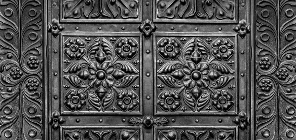 Élément décoratif de la vieille porte en fer . — Photo