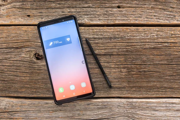 Smartphone Samsung Galaxy Note 9 sur fond en bois, développé et commercialisé par Samsung Electronics . — Photo