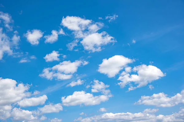 Blauwe lucht met witte wolken. — Stockfoto