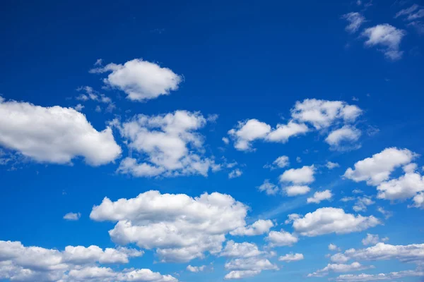 Blauwe lucht met witte wolken. — Stockfoto