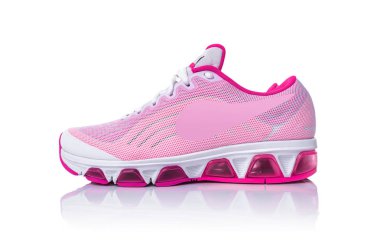 Pembe spor ayakkabı beyaz arka plan üzerinde.