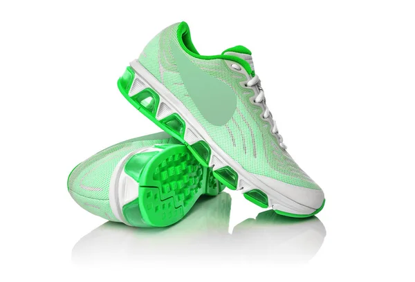 Kalk of groene sneakers. — Stockfoto