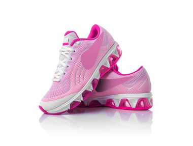 Pembe spor ayakkabı beyaz arka plan üzerinde.