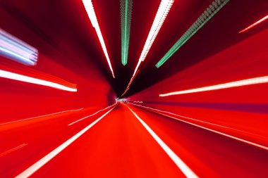 Yeraltı tüneli yolda. Hareket Bulanıklığı.