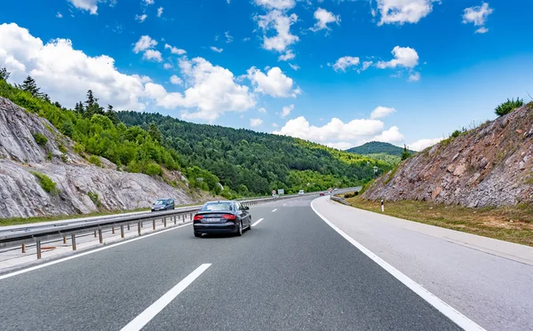 Audi A4 se déplaçant sur autoroute . — Photo
