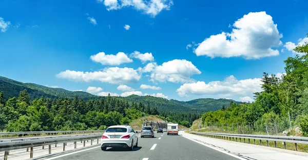 Samochody poruszające się po autostradzie. — Zdjęcie stockowe