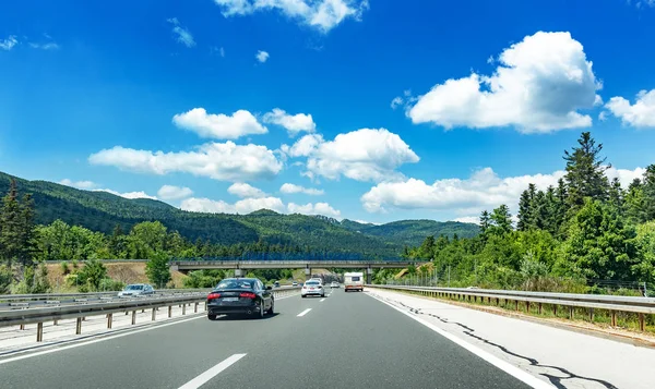 Voitures se déplaçant sur l'autoroute. — Photo