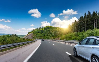 Pitoresk dağlar arasında karayolu üzerinde otomatik rides.