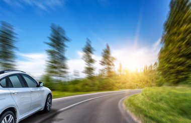 Pitoresk dağlar arasında karayolu üzerinde otomatik rides.