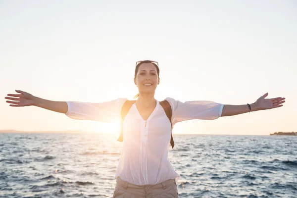 Young woman on the beach at sunset. — Stock Photo, Image