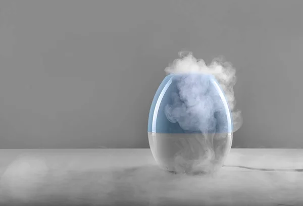 Humidificateur d'air blanc-bleu . — Photo