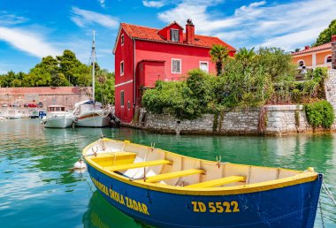 Zevk tekneler ve balıkçı tekneleri iskeleye Fosa Bay spa town Zadar Hırvatistan'ın.