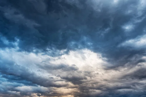 Céu dramático nublado antes da chuva e tempestade . — Fotografia de Stock