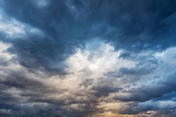 Felhős drámai ég, eső és a vihar előtt. — Stock Fotó