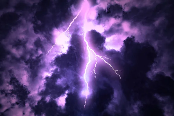 Blixtnedslag på den mörka molniga himlen. — Stockfoto